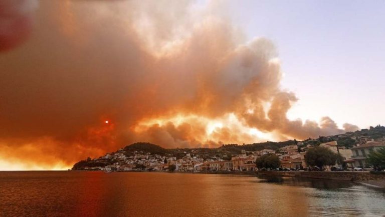 Φωτιά στην Εύβοια: Το λιμενικό λόγω καπνού δεν μπορούσε να προσεγγίσει τη στεριά στην Αγία Άννα – Κάτοικοι έφυγαν με καΐκια