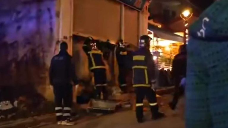 Καστοριά: Χωρίς τις αισθήσεις του ανασύρθηκε άντρας που καταπλακώθηκε από τα συντρίμμια κτιρίου που κατέρρευσε (video)