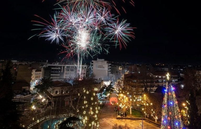 Πρωτοχρονιά: Οι Σέρρες υποδέχθηκαν στα μπαλκόνια με πυροτεχνήματα το 2021
