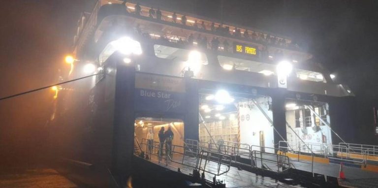 Πάρος: Δεν “έβλεπε” το Blue Star Delos να δέσει λόγω ομίχλης (φωτο)