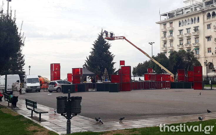 Θεσσαλονίκη: Στολίζονται τα χριστουγεννιάτικα δέντρα στην πλατεία Αριστοτέλους (φωτο+video)