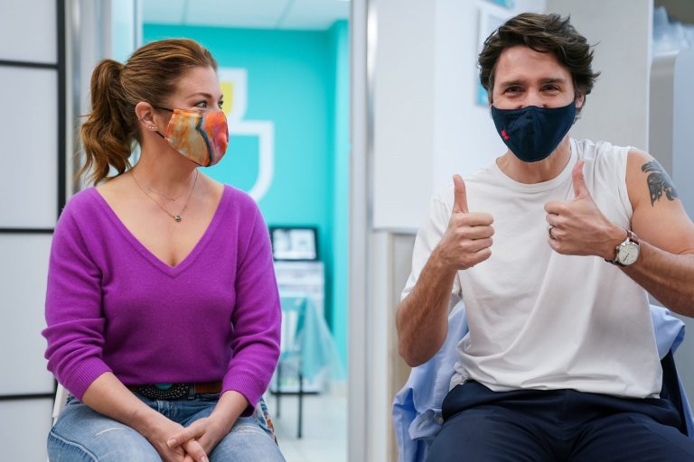 Τζάστιν Τριντό: Εμβολιάστηκε ο πρωθυπουργός του Καναδά (φωτο)