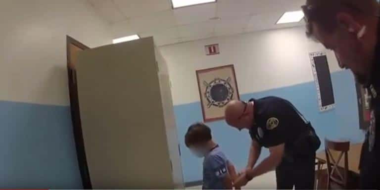 ΗΠΑ: Αστυνομικοί φόρεσαν χειροπέδες σε 8χρονο αγόρι με ειδικές ανάγκες επειδή χτύπησε δασκάλα (Video)