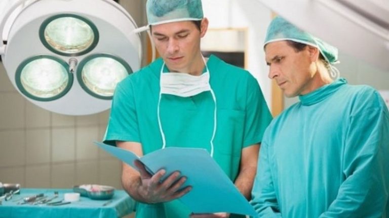 Γιατί οι χειρουργοί φοράνε πράσινες ή μπλε στολές;