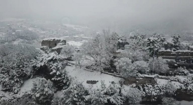 Video: Εντυπωσιακά πλάνα με drone από την χιονισμένη πόλη των Σερρών (video)