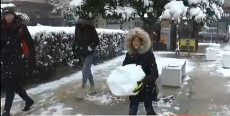 Σέρρες : Βγήκαν στους δρόμους μικροί και μεγάλοι να απολαύσουν το χιόνι(video)