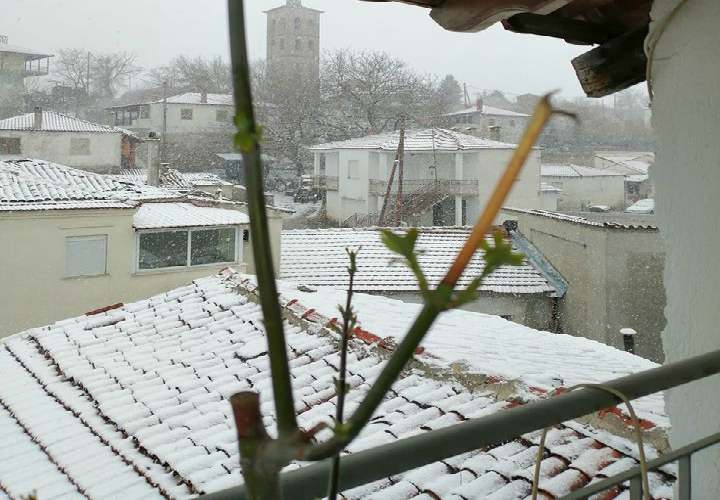 Σέρρες: Πασχαλιάτικο χιόνι στην Άνω Βροντού και στο Καρυδοχώρι (video)