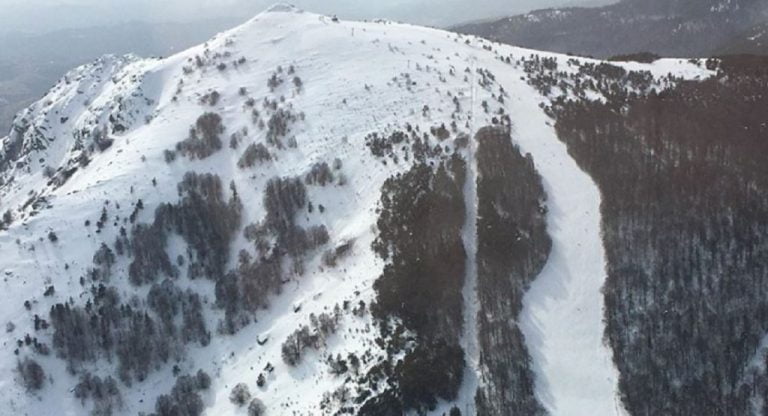 Μαγικές εικόνες από τα χιονισμένα Σερραϊκά βουνά από την Αερολέσχη Σερρών