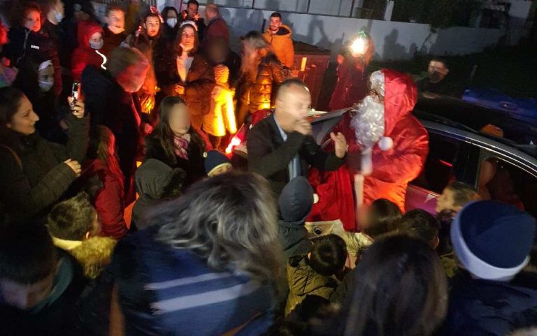 Σέρρες: Ο άγιος Βασίλης έφτασε στο Χορτερό και μοίρασε δώρα στα παιδιά- φωτο