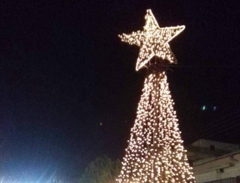 Σέρρες: Με ζεστό κρασί, χορό και εκπλήξεις το άναμμα του χριστουγεννιάτικου δέντρου στο Άγιο Πνεύμα