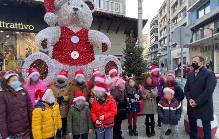 Έψαλαν τα χριστουγεννιάτικα κάλαντα στον Δήμαρχο Σερρών- video