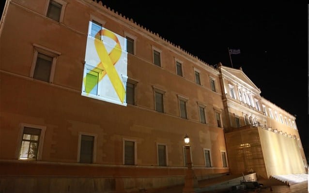 Βουλή: Φωταγωγήθηκε με τη «χρυσή κορδέλα» για τη μάχη κατά του παιδικού καρκίνου