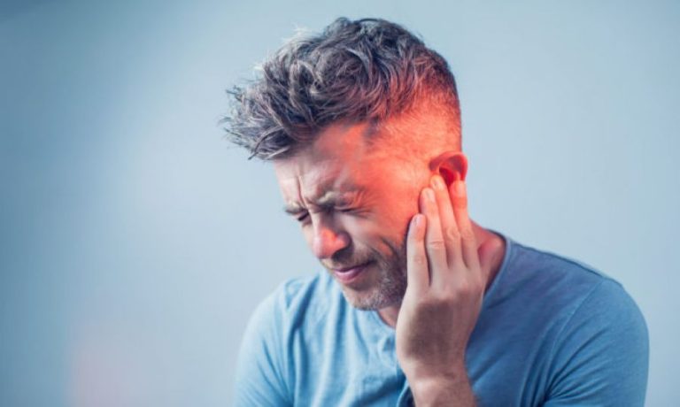 Πόνος στο αυτί: Πότε είναι ωτίτιδα και πότε απλό κρυολόγημα