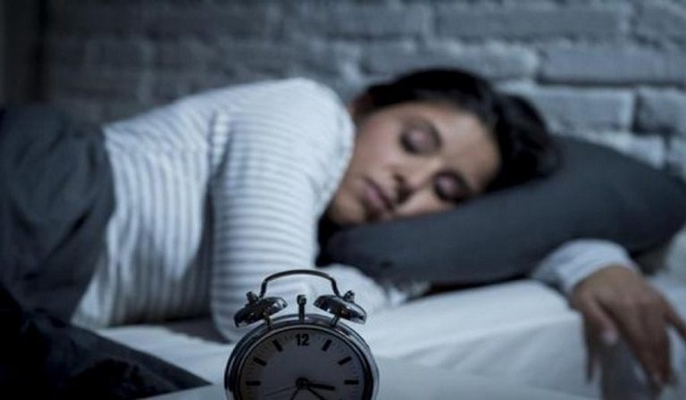 Γιατί δυσκολεύομαι να κοιμηθώ; Πώς να αντιμετωπίσετε την αϋπνία