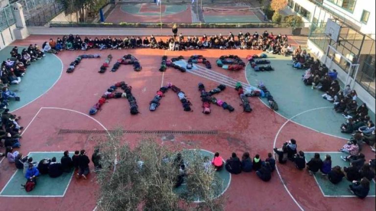 Το μήνυμα «Για κάθε Άλκη» σχημάτισαν μαθητές, με τις τσάντες τους