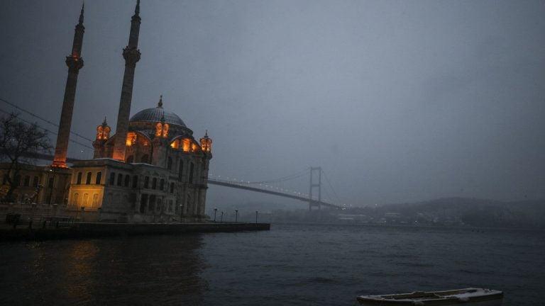 Η Τουρκία κλείνει τα Στενά του Βοσπόρου και των Δαρδανελίων για τα πολεμικά πλοία