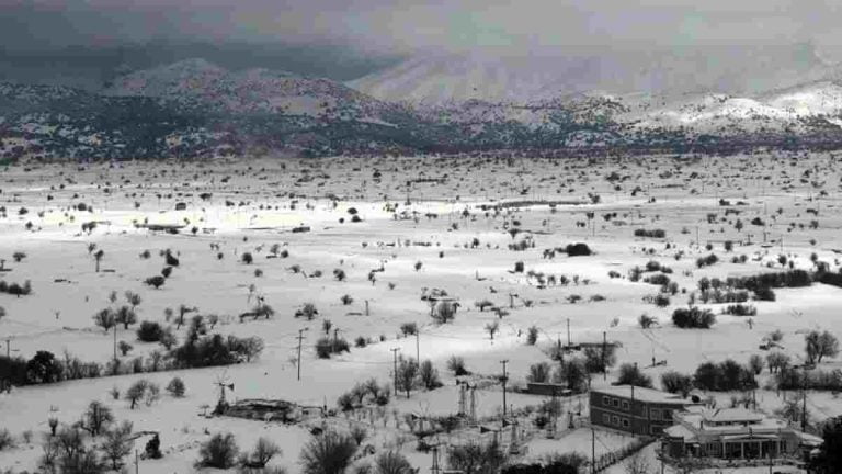 Κρήτη: Έντονες χιονοπτώσεις και επιχειρήσεις να μείνουν ανοιχτοί οι δρόμοι – Σώος ο κτηνοτρόφος που είχε εγκλωβιστεί