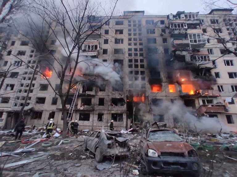 Πόλεμος στην Ουκρανία: Βομβαρδισμός πολυκατοικίας στο Κίεβο- Τουλάχιστον ένας νεκρός και τρεις τραυματίες