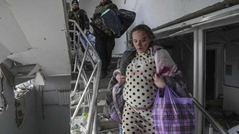 Πόλεμος στην έγκυος: Συγκλονίζει η έγκυος της Μαριούπολης που κατηγορήθηκε από τους Ρώσους ως «ηθοποιός» -video