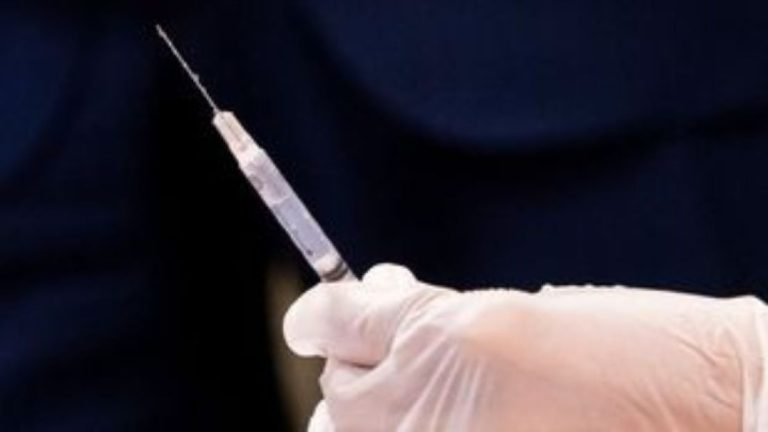 Επιτροπή Εμβολιασμών: Πότε και ποιοι πρέπει να κάνουν τα νέα επικαιροποιημένα διδύναμα εμβόλια