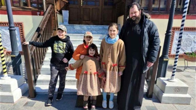 Από το Κίεβο στο Καλοχώρι: Το ταξίδι σωτηρίας του πατήρ Αντρίυ και της οικογένειάς του