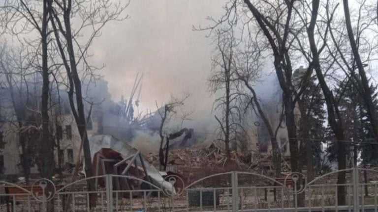 Ρωσικές δυνάμεις βομβάρδισαν θέατρο που στέγαζε αμάχους στη Μαριούπολη – Άγνωστος ο αριθμός των θυμάτων