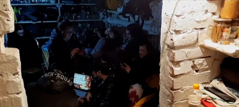 Πώς είναι η ζωή στα καταφύγια – Οι Ουκρανοί για έκτη μέρα στα σκοτεινά υπόγεια