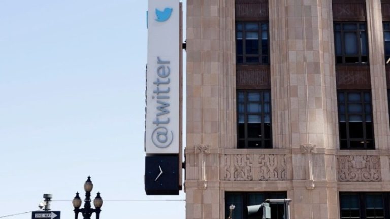 “Αβέβαιο” το μέλλον του Twitter μετά την εξαγορά της εταιρείας από τον Μασκ, δήλωσε ο εκτελεστικός διευθυντής