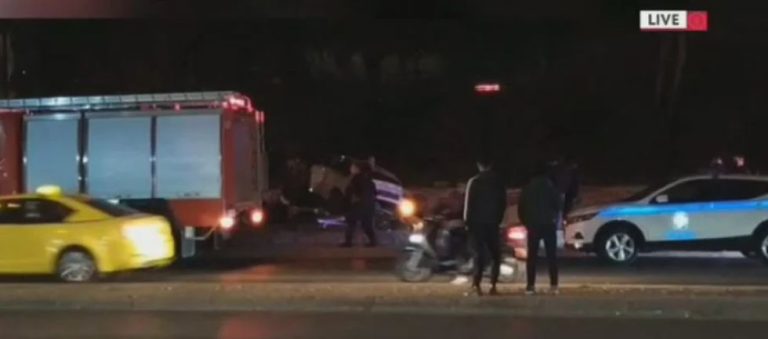 Σοκαριστικό τροχαίο με νεκρό: Αυτοκίνητο έπεσε από αερογέφυρα και “καρφώθηκε” πάνω σε άλλο ΙΧ