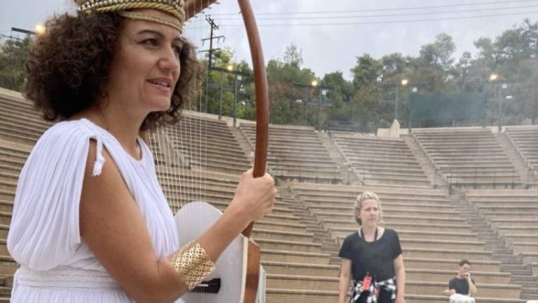Θεσσαλονίκη: Μια αρχαία λύρα από το Θέατρο Δάσους έπαιξε για το CBS
