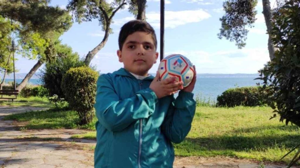 Ο μικρός Λέανδρος από τη Θεσσαλονίκη στέλνει μήνυμα κατά της βίας στα γήπεδα