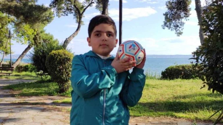 «Μια Μπάλα για Όλους»:  Ποιος είναι ο μικρός Λέανδρος που συγκίνησε το γήπεδο της Τούμπας