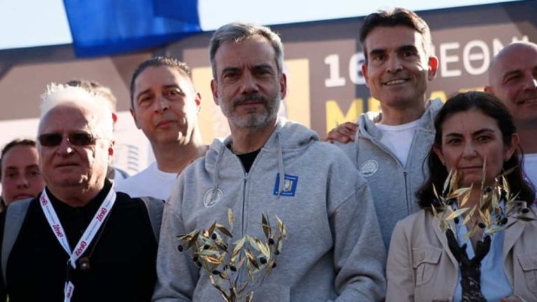 Θεσσαλονίκη: “Χρυσό” κλαδί ελιάς στον δήμαρχο Κ. Ζέρβα από Έλληνες και Τούρκους αθλητές