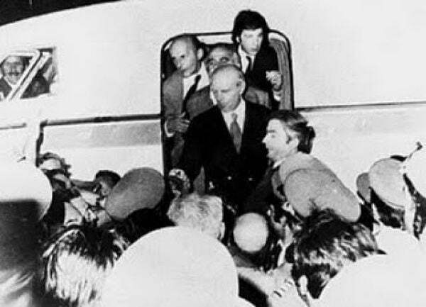 Στις 24 Ιουλίου 1974 ο Κωνσταντίνος Καραμανλής επανήλθε θριαμβευτικά στην Ελλάδα