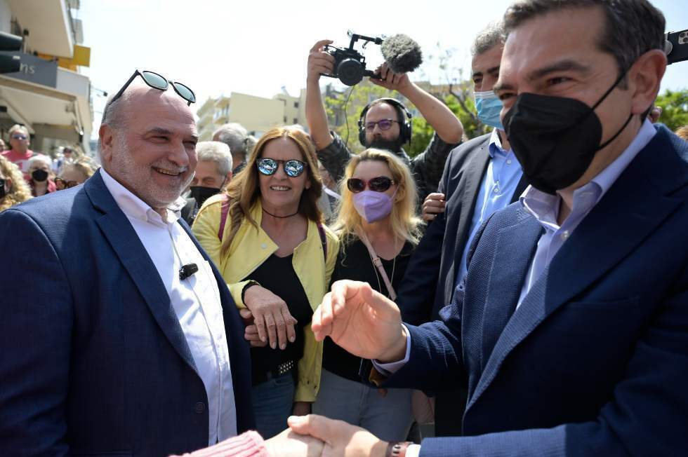 Ο Πρόεδρος του ΣΥΡΙΖΑ Προοδευτική Συμμαχία, Αλέξης Τσίπρας πραγματοποιεί από το πρωί περιοδεία στην αγορά των Χανίων