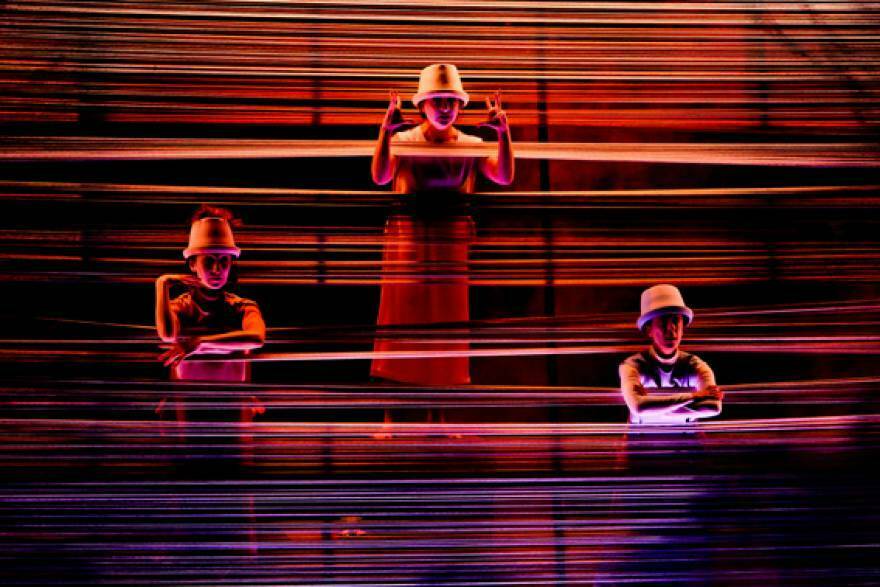 «Θεότητες». Εικόνα από την πρεμιέρα του Θεσσαλικού Θεάτρου στη Λάρισα, στο έργο του Μπέρτολτ Μπρέχτ, «Ο καλός άνθρωπος του Σετσουάν», 23 Δεκεμβρίου 2021.