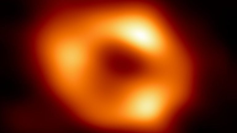 Η μαύρη τρύπα στο κέντρο του σπειροειδούς γαλαξία μας- Έχει μάζα περίπου 4 εκατομμύρια φορές μεγαλύτερη από τον Ήλιο