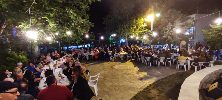 Ρεμπέτικη βραδιά -Κατακλύστηκε από κόσμο η πλατεία του Νέου Πετριτσίου