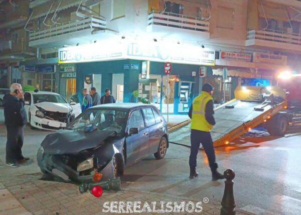 Σφοδρή σύγκρουση αυτοκινήτων