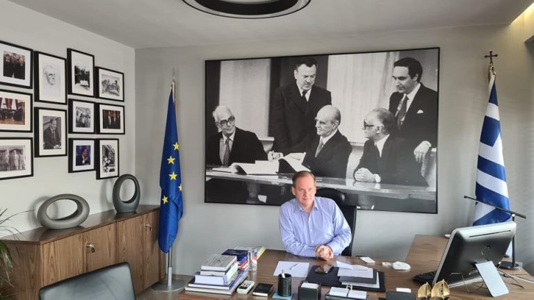 Σαν σήμερα υπογράφηκε η Συνθήκη Προσχώρησης της Ελλάδας στην ΕΕ από τον Κωνσταντίνο Καραμανλή- video