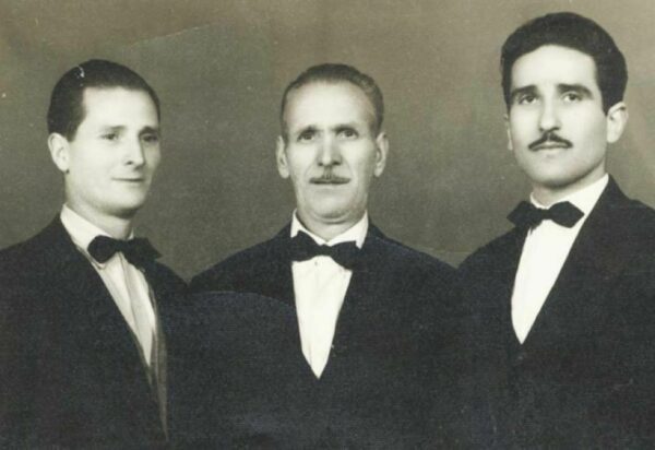 Τρεις Σερραίοι σερβιτόροι με ομοιόμορφη και άψογη αμφίεση- Φορούν παπιγιόν και εργάζονταν στο άλλοτε Καφενείο "ΚΡΟΝΙΟΝ" της εποχής 1950 έως 1970.