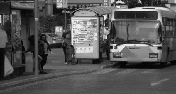 Ηλικιωμένη έκλεβε πορτοφόλια επιβατών σε αστικά λεωφορεία και στα ΚΤΕΛ-
