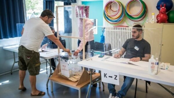 Γαλλία: Μάχη στήθος με στήθος για το στρατόπεδο Μακρόν και την Αριστερά στον α' γύρο των βουλευτικών εκλογών