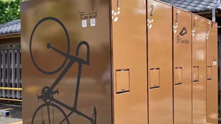 Κάθετα ντουλάπια για παρκάρισμα ποδηλάτου, στην Ιαπωνία