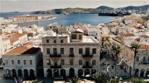 Σύρος: Τα διατηρητέα κτίρια της Ερμούπολης εκπέμπουν SOS