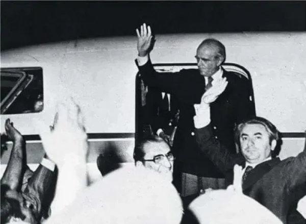 24 Ιουλίου 1974: H νύχτα που ήρθε ο Καραμανλής