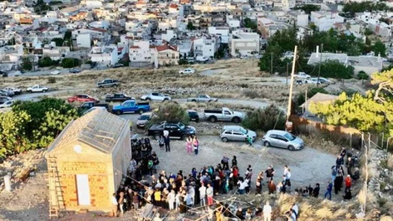 Έναν χρόνο μετά τον σεισμό στο Αρκαλοχώρι τα εγκαίνια του ναού του Προφήτη Ηλία που κατέρρευσε