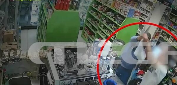 Βίντεο ντοκουμέντο: Ληστής με κουζινομάχαιρο παλεύει με υπάλληλο σε μίνι μάρκετ