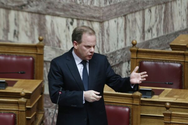 Κώστας Καραμανλής: Θα επανεξετάσουμε τον ΚΟΚ για τα δίκυκλα των διανομέων