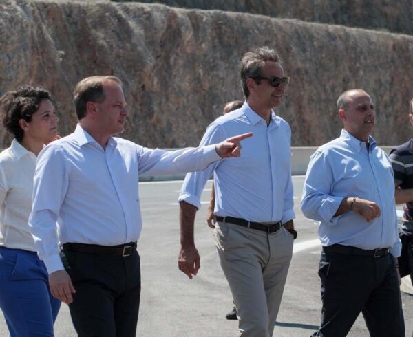 Κώστας Καραμανλής: Στα επικοινωνιακά πυροτεχνήματα, απαντάμε με έργα. Στα προβλήματα απαντάμε με λύσεις.